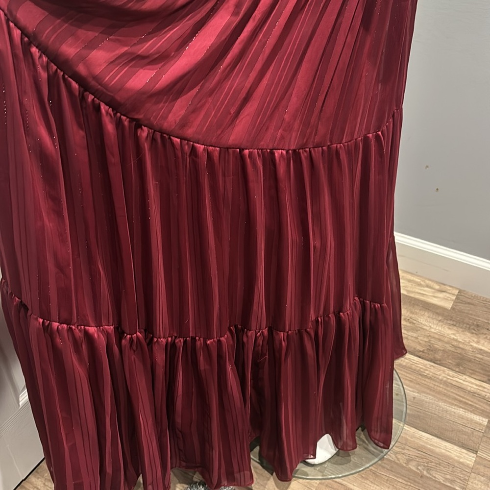 NWOT Mac Duggal burgundy tiered halter gown - Picture 9 of 16